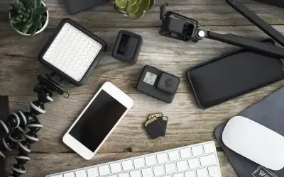 Équipements High-Tech, caméras, smartphones et accessoires sur un bureau pour le suivi de garantie et assurance.